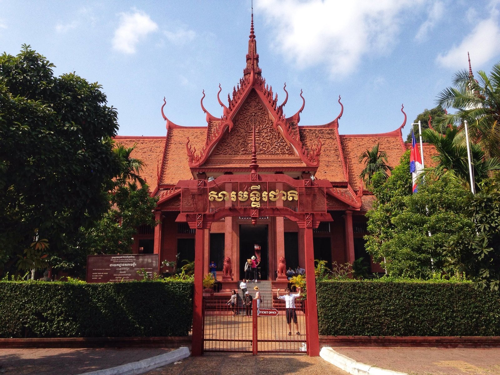 Phnom Penh: National Museum, Russian Market & Wat Phnom